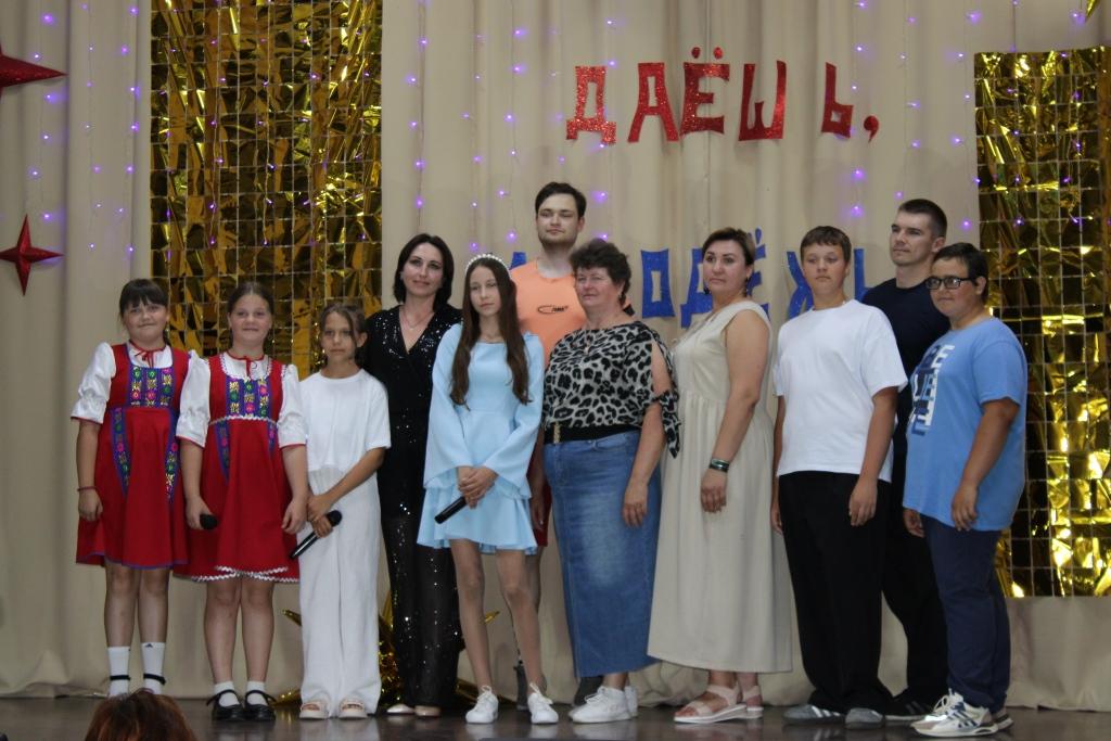 DenMolodezhi03.jpg DenMolodezhi03.jpg